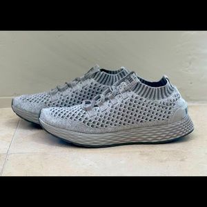 COOL GREY KNIT RUNNER (MEN'S) SIZE 9